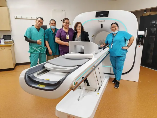 Personal de radiología con un NeuViz 128 CT