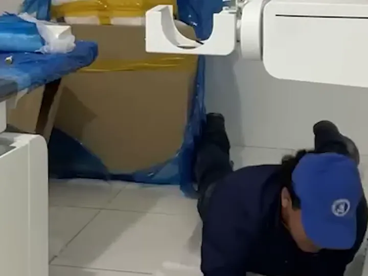 Técnico de INEQ trabaja debajo de un rayos X DRGEM