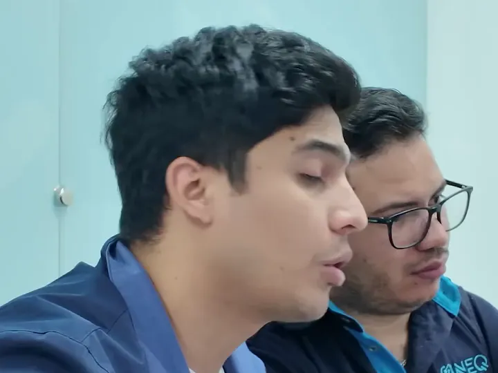 Especialista de Esaote y técnico de INEQ en la consola de una resonancia