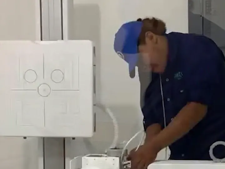 Técnicos de INEQ instalan un rayos X DRGEM