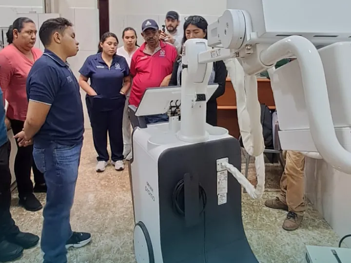 Capacitación de INEQ con un rayos X portátil