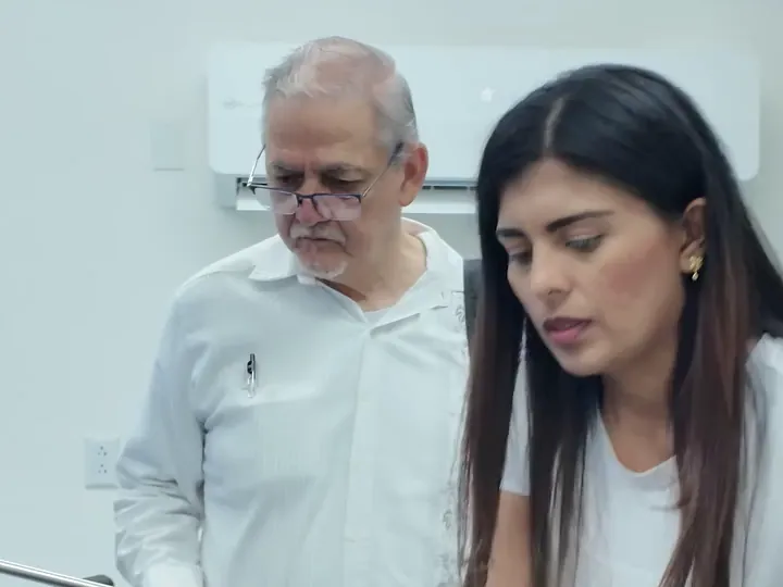 Representante de INEQ con el personal de un quirófano