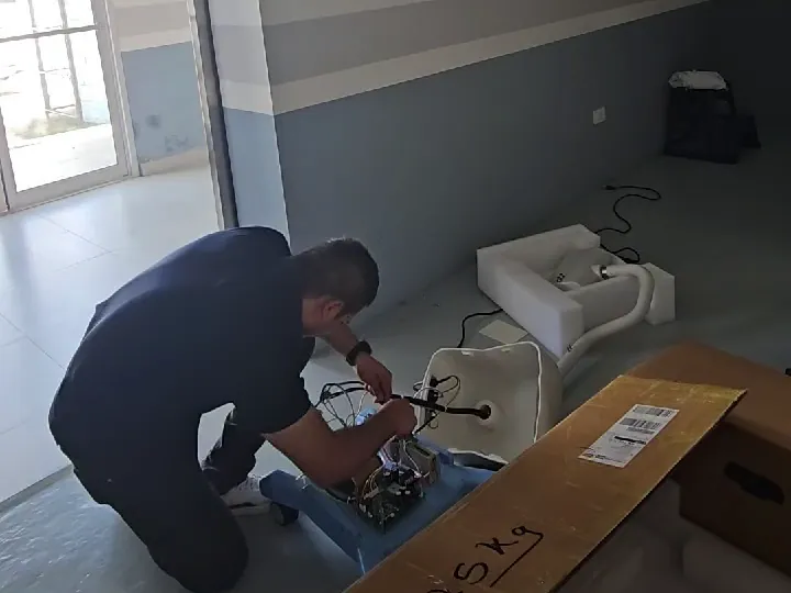 Técnico de INEQ trabaja en un inyector para tomografía