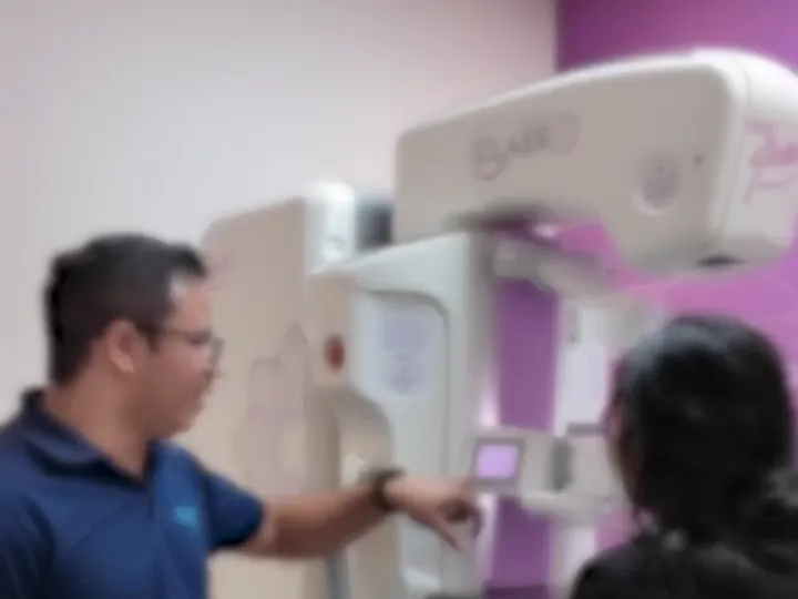 Técnico de INEQ revisa un mamógrafo con el personal